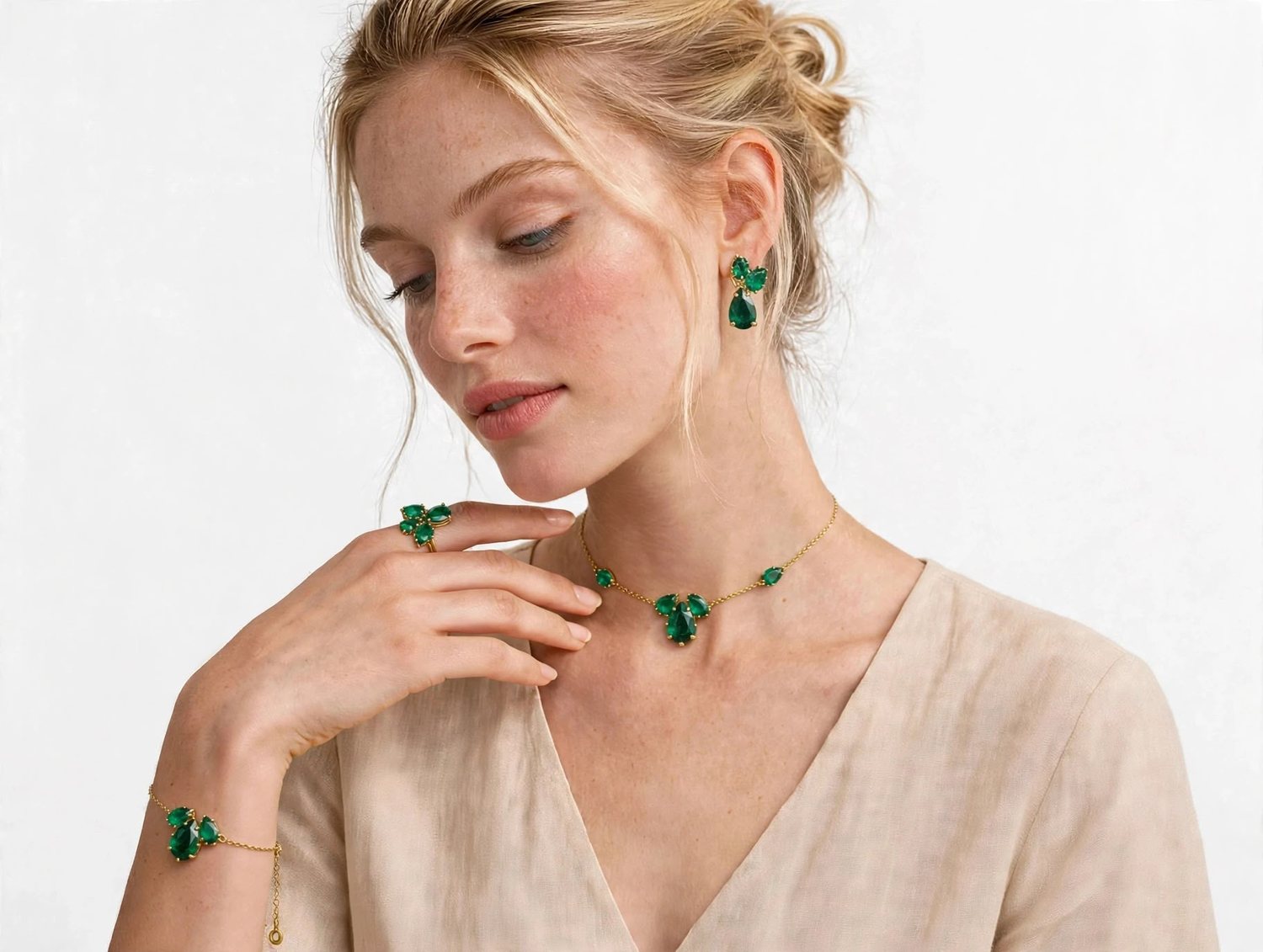 Modelo con set TIARE verde esmeralda