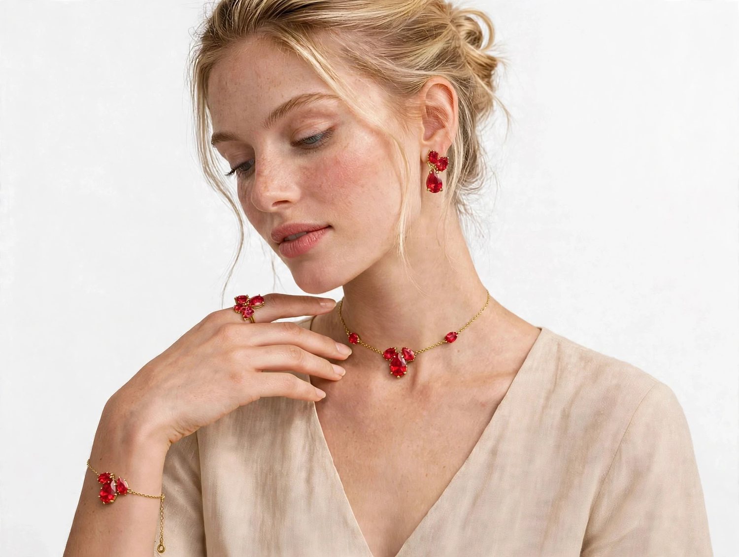 Modelo con set TIARE rojo Siam