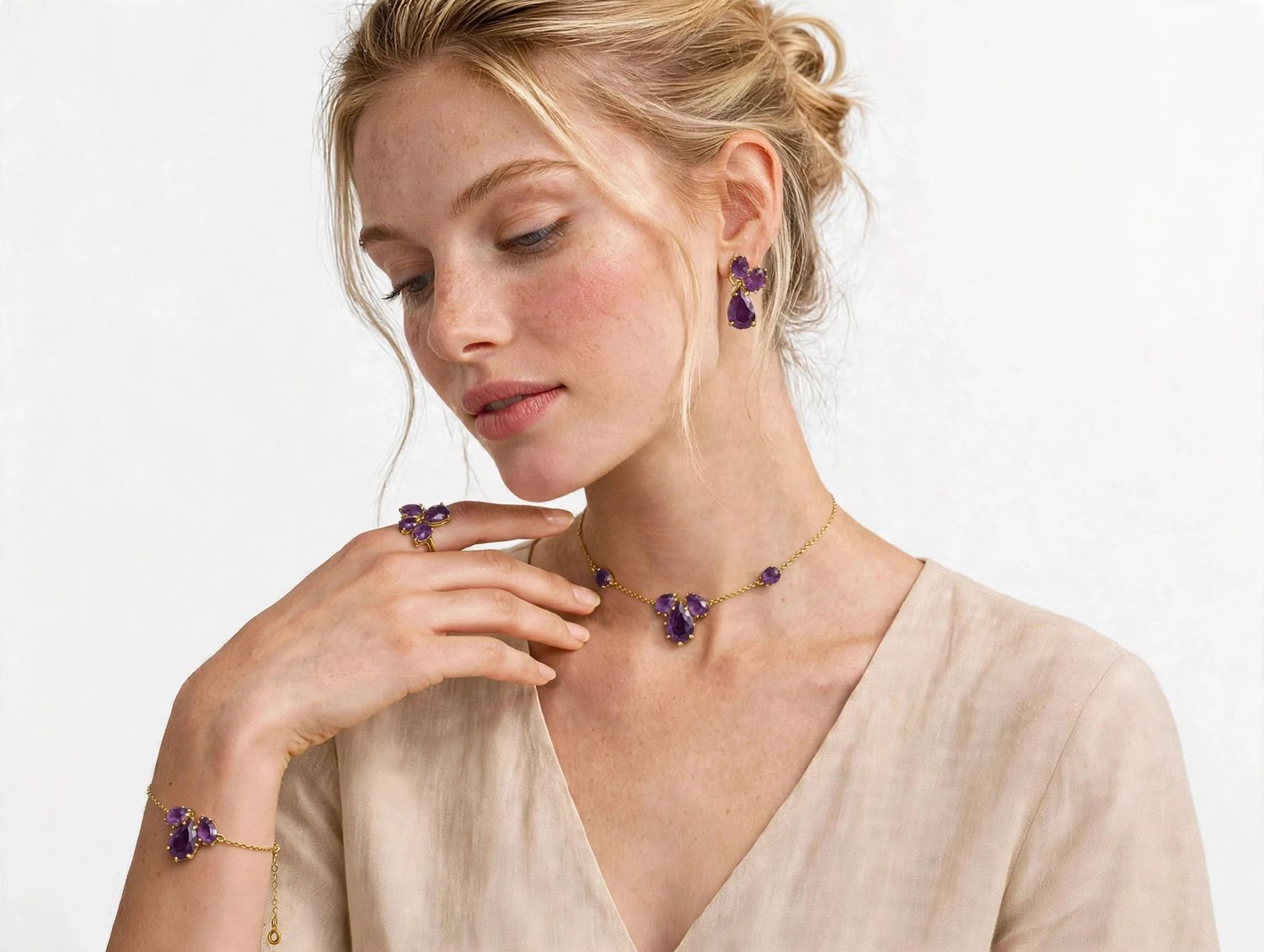 Modelo con set TIARE violeta amatista